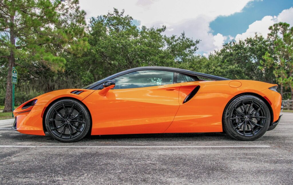 2023 McLaren Artura Performance