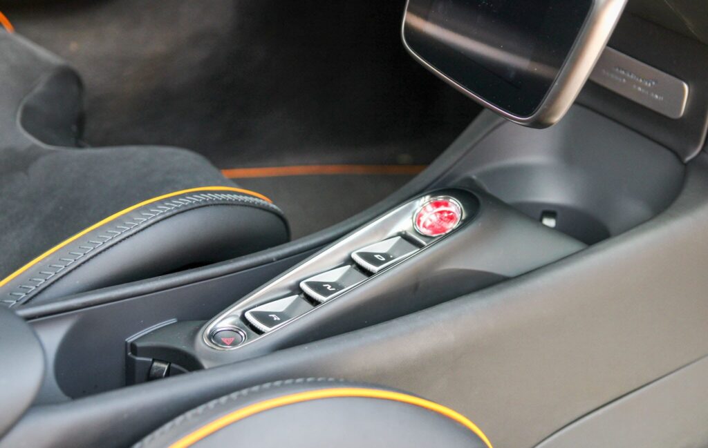 2023 McLaren Artura Performance